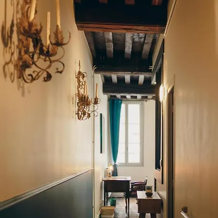 Apartment Au Roi Lion, Place Saint Michel