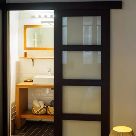 Апартаменты Au Roi Lion, Place Saint Michel *