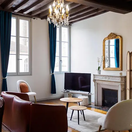 Апартаменты Au Roi Lion, Place Saint Michel